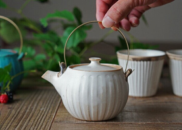 益子燒 kinari 黃銅柄茶壺 倒茶情境